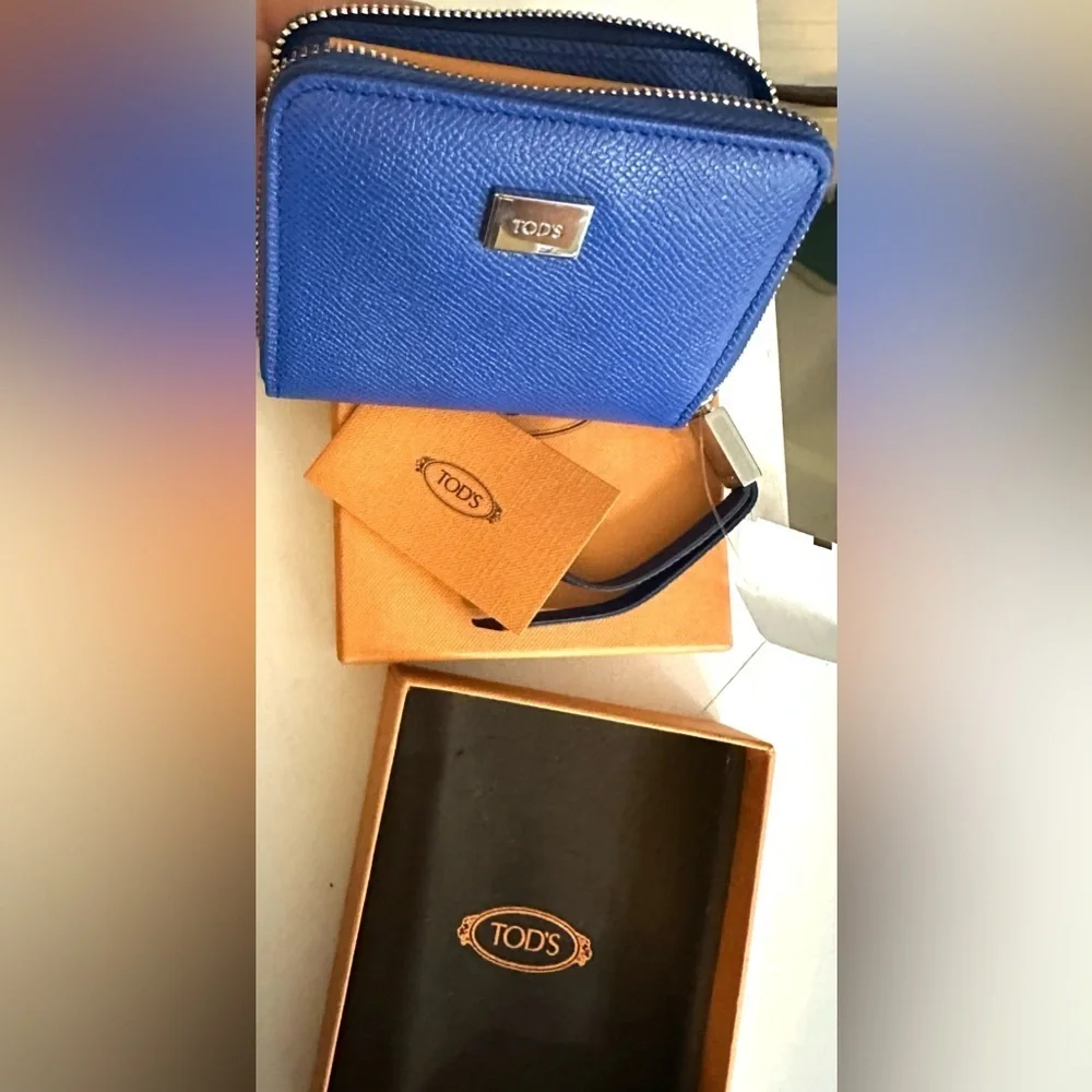 Discontinued Tod’s Blue Pebbled Leather Zip Around Wallet NWT Box Made Italy